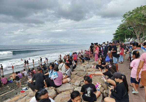 Pantai Delod Berawah, Jembrana: Pasir Hitam, Kolam Air Laut, dan Sunset Tanpa Keramaian
