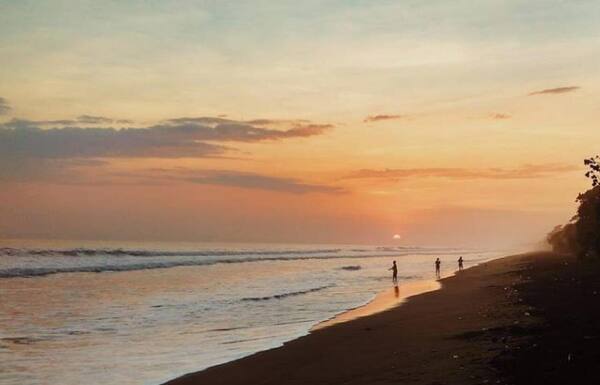 Pantai Delod Berawah, Jembrana: Pasir Hitam, Kolam Air Laut, dan Sunset Tanpa Keramaian