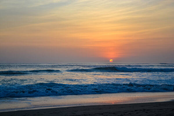 Pantai Echo Canggu: Ombak Reef, Pasir Hitam & Sunset Terbaik