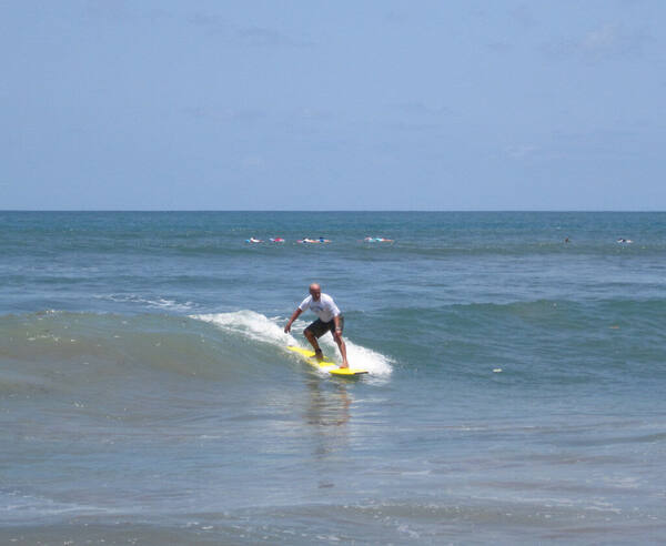 Pantai Echo Canggu: Ombak Reef, Pasir Hitam & Sunset Terbaik