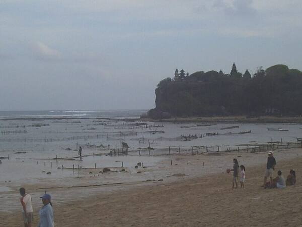 Pantai Geger: Pantai Pasir Putih Tenang dengan Pura di Dekat Nusa Dua