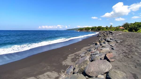 Pantai Jasri, Karangasem: Pantai Tenang Berpasir Hitam-Keemasan di Bali Timur