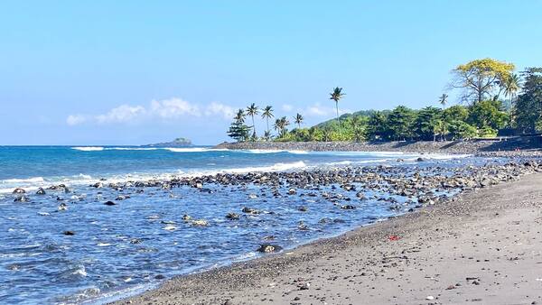 Pantai Jasri, Karangasem: Pantai Tenang Berpasir Hitam-Keemasan di Bali Timur