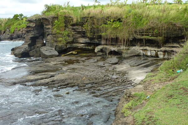 Pantai Kedungu: Pantai Tersembunyi Berpasir Hitam Keemasan Dekat Tanah Lot