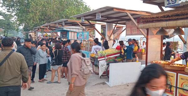 Pantai Kelan, Tuban: Nonton Pesawat Mendarat Sambil Makan Seafood Bakar