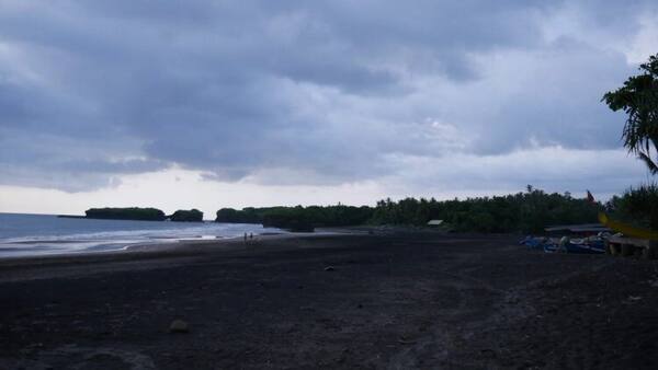 Pantai Kelecung, Tabanan: Pasir Hitam yang Masih Sepi