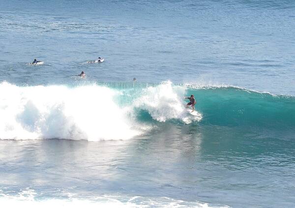 Pantai Keramas Gianyar: Ombak Kelas Dunia dan Surfing Malam di Bawah Lampu Sorot
