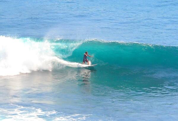 Pantai Keramas Gianyar: Ombak Kelas Dunia dan Surfing Malam di Bawah Lampu Sorot
