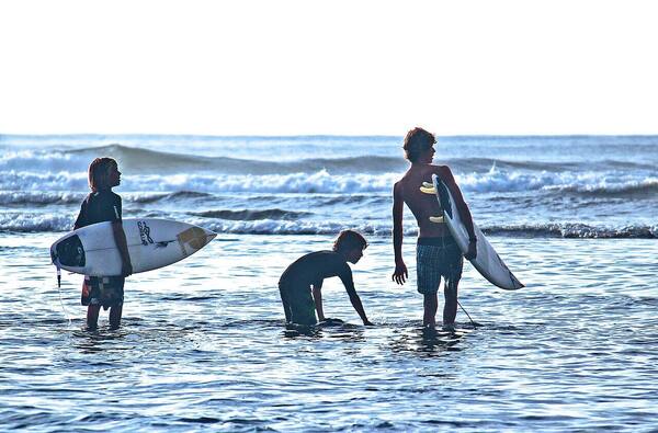 Pantai Keramas Gianyar: Ombak Kelas Dunia dan Surfing Malam di Bawah Lampu Sorot