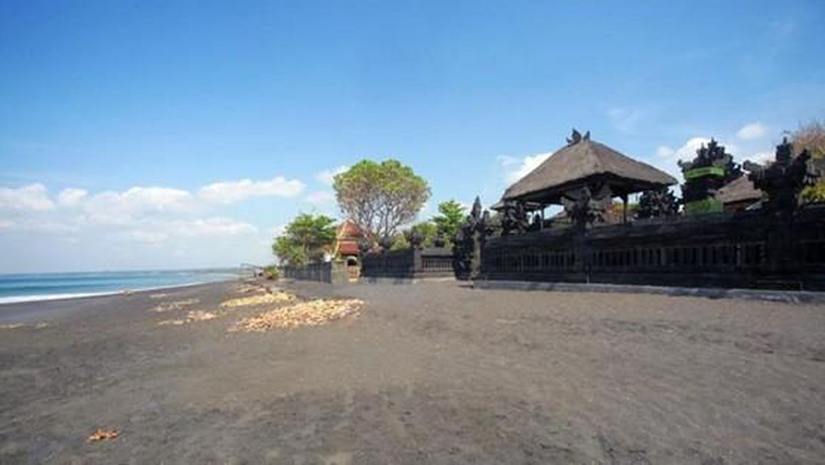 Klotok Beach, Klungkung: Black Sand, Big Surf, and the Stage for Melasti