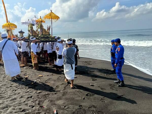 Pantai Klotok Klungkung: Pasir Hitam, Ombak Besar, dan Panggung Melasti