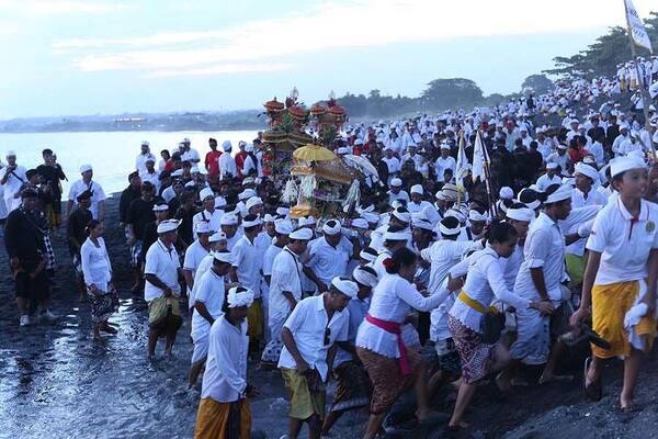 Pantai Klotok Klungkung: Pasir Hitam, Ombak Besar, dan Panggung Melasti