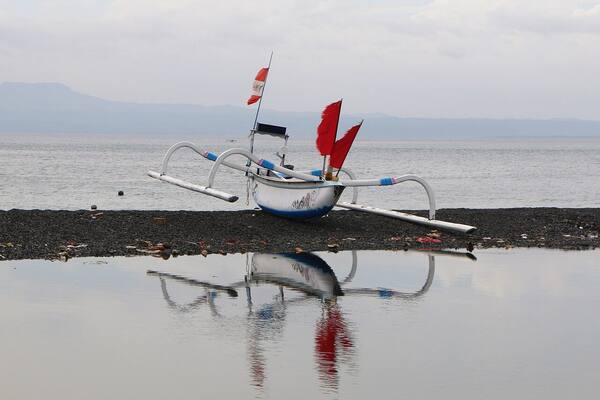 Pantai Kusamba, Klungkung: Jukung Warna-warni dan Garam Palungan Kayu