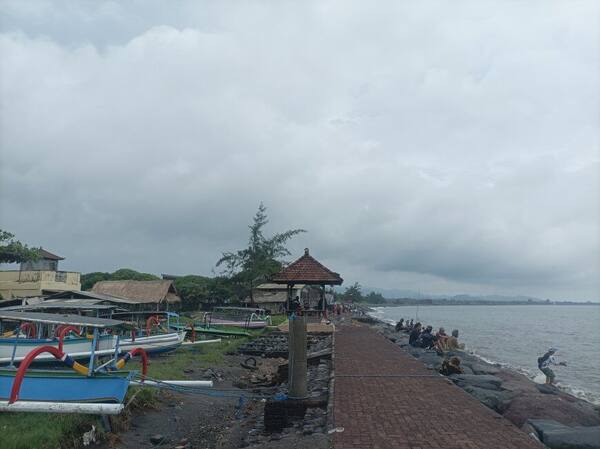 Pantai Lebih, Gianyar: Pasir Hitam dan Surga Sate Languan