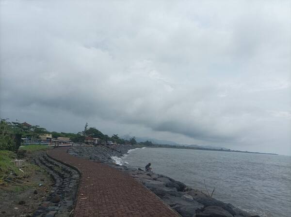 Pantai Lebih, Gianyar: Pasir Hitam dan Surga Sate Languan