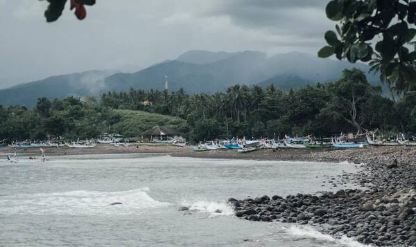 Pantai Medewi: Ombak Kiri Panjang untuk Longboard di Jembrana
