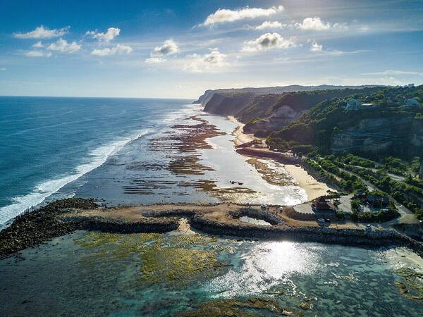 Pantai Melasti, Ungasan: Pantai Pasir Putih di Balik Tebing Kapur
