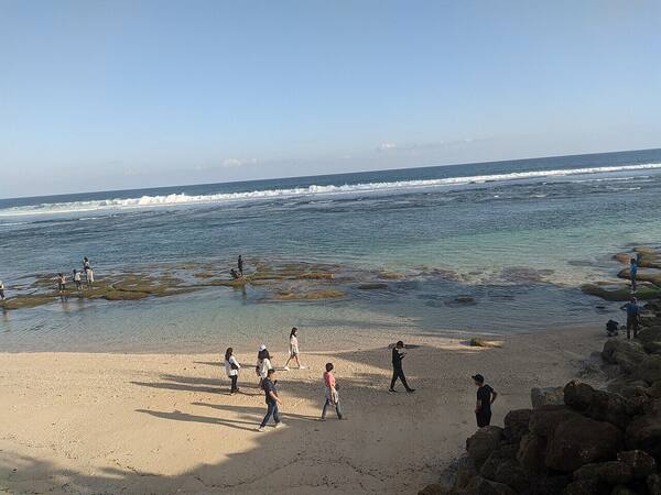 Pantai Melasti, Ungasan: Pantai Pasir Putih di Balik Tebing Kapur