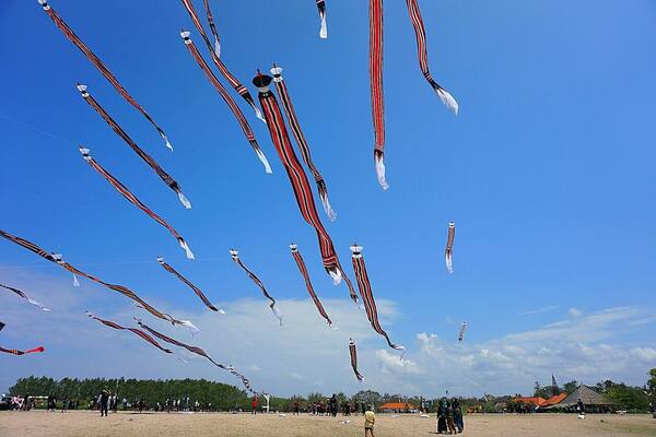 Pantai Mertasari Sanur: Kitesurfing, Laguna Tenang, dan Taman Inspirasi