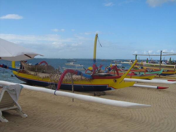 Pantai Mertasari Sanur: Kitesurfing, Laguna Tenang, dan Taman Inspirasi