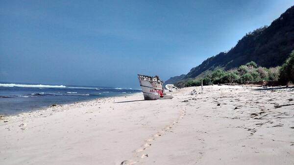 Pantai Nunggalan, Uluwatu: Trek Tebing Curam Menuju Bangkai Kapal
