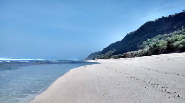 Pantai Nunggalan, Uluwatu: Trek Tebing Curam Menuju Bangkai Kapal