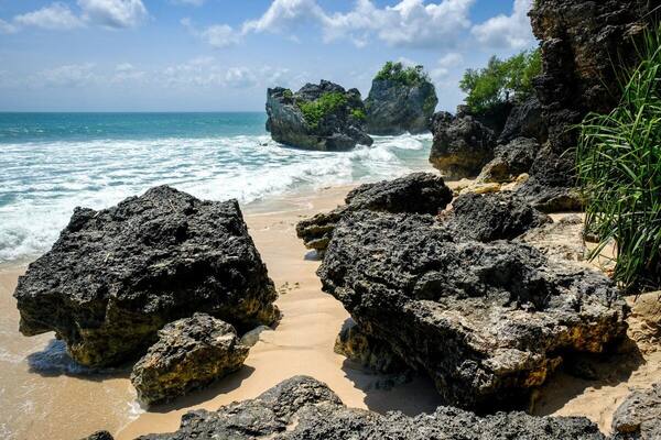 Pantai Nyang Nyang: Surga Tersembunyi Berpasir Putih di Bawah Tebing Uluwatu