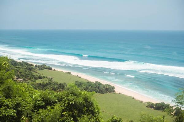 Pantai Nyang Nyang: Surga Tersembunyi Berpasir Putih di Bawah Tebing Uluwatu