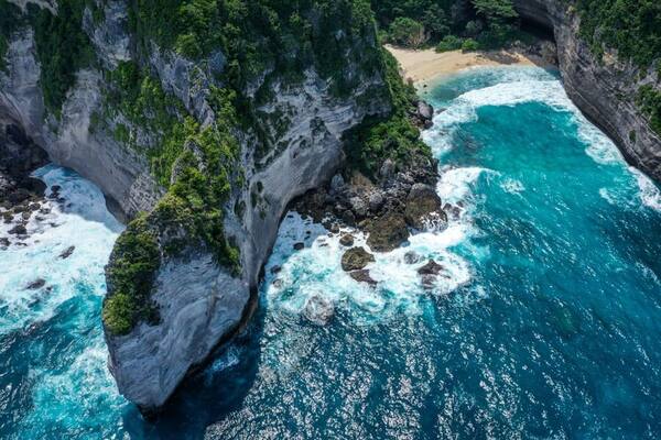 Pantai Nyanyad Nusa Penida: Sebelum Kamu Turun ke Teluk Ini