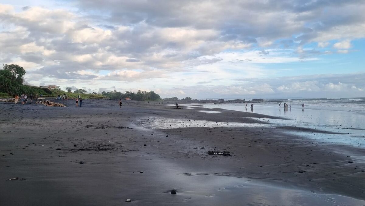Pantai Nyanyi, Tabanan: The Golden-Black Sand Hidden Gem Next to Tanah Lot
