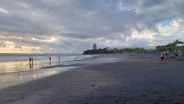Pantai Nyanyi, Tabanan: Hidden Gem Pasir Hitam Keemasan di Sebelah Tanah Lot