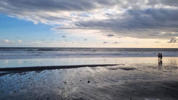 Pantai Nyanyi, Tabanan: Hidden Gem Pasir Hitam Keemasan di Sebelah Tanah Lot