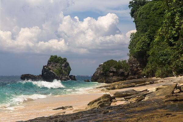 Pantai Padang Padang Uluwatu: Surga Mungil di Balik Celah Batu Karang