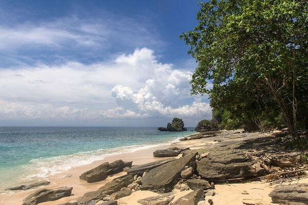 Pantai Padang Padang Uluwatu: Surga Mungil di Balik Celah Batu Karang
