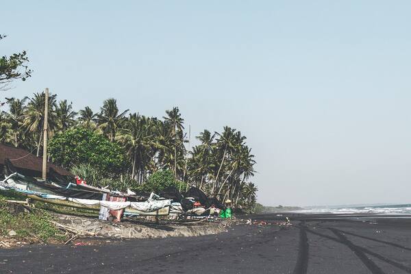 Pantai Pasut, Tabanan: Pantai Pasir Hitam yang Masih Sepi di Balik Sawah