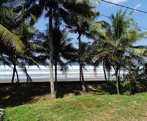 Pantai Pengeragoan, Jembrana: Pantai Pasir Hitam Sepi di Tepi Jalan Gilimanuk