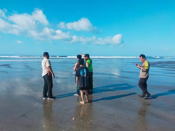 Pantai Pengeragoan, Jembrana: Pantai Pasir Hitam Sepi di Tepi Jalan Gilimanuk