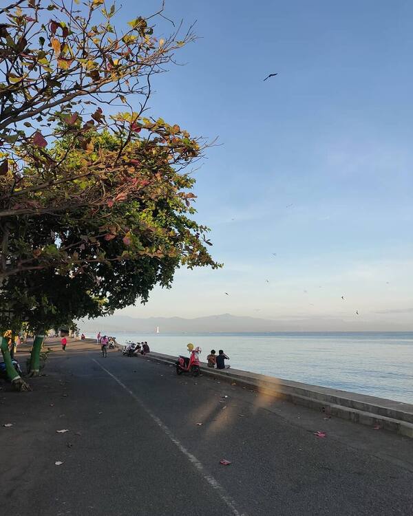 Pantai Penimbangan Singaraja: Sunset, Lesehan, dan Pasir Hitam Kota