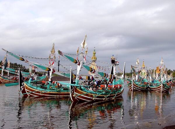 Perancak Beach, Jembrana: Painted Fishing Boats, an Old Temple and Turtle Hatchlings