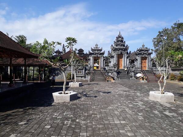 Pantai Perancak Jembrana: Perahu Selerek, Pura Tua, dan Tukik di Bali Barat