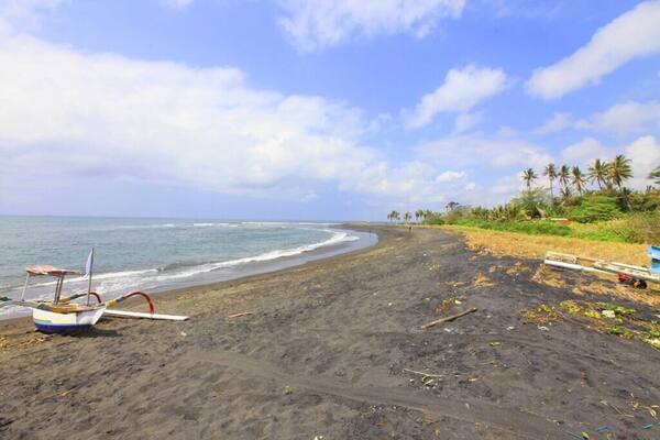 Purnama Beach, Gianyar: Black Sand, Melukat Rituals, and a Quiet Sunrise