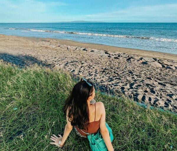 Pantai Purnama, Gianyar: Pasir Hitam, Melukat, dan Sunrise yang Tenang