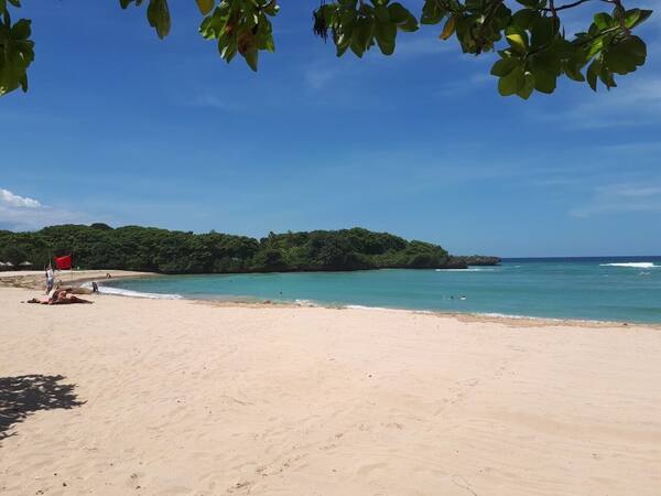 Pantai Sawangan, Nusa Dua: Pasir Putih Sunyi di Bawah Tebing