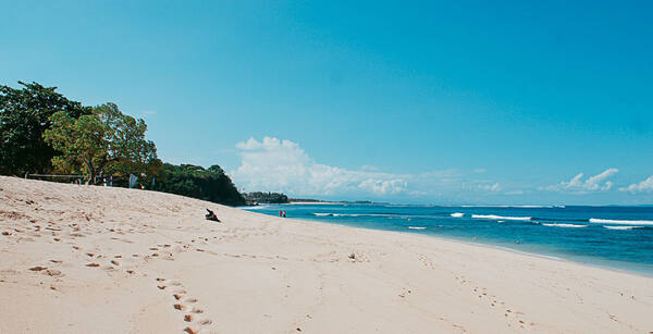 Pantai Sawangan, Nusa Dua: Pasir Putih Sunyi di Bawah Tebing