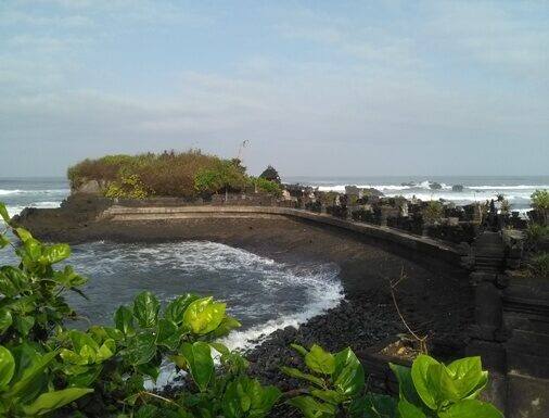 Pantai Seseh: Pantai Pasir Hitam yang Tenang & Sunset Dramatis di Utara Canggu