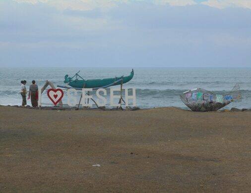 Pantai Seseh: Pantai Pasir Hitam yang Tenang & Sunset Dramatis di Utara Canggu