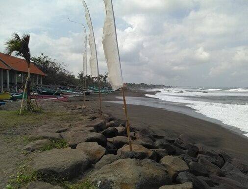 Pantai Seseh: Pantai Pasir Hitam yang Tenang & Sunset Dramatis di Utara Canggu