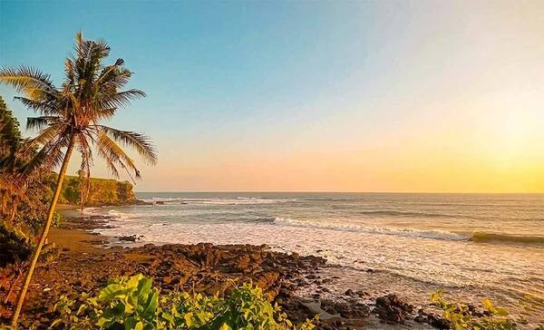 Pantai Soka Tabanan: Pantai Pasir Hitam yang Tenang dan Lapang