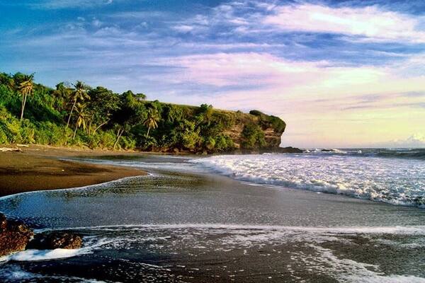 Pantai Soka Tabanan: Pantai Pasir Hitam yang Tenang dan Lapang