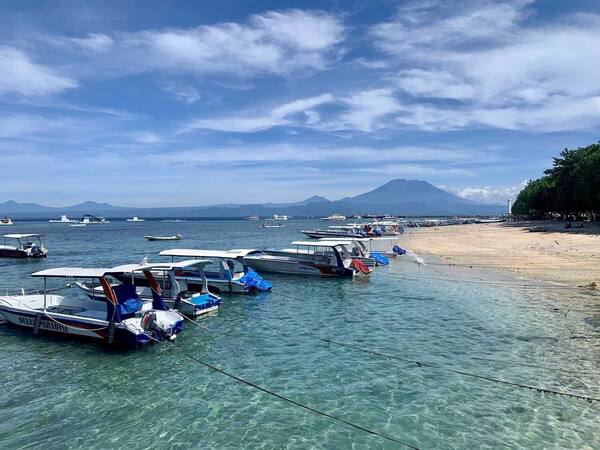 Pantai Toyapakeh, Nusa Penida: Jukung Warna-warni, Kampung Muslim, dan Toyapakeh Wall